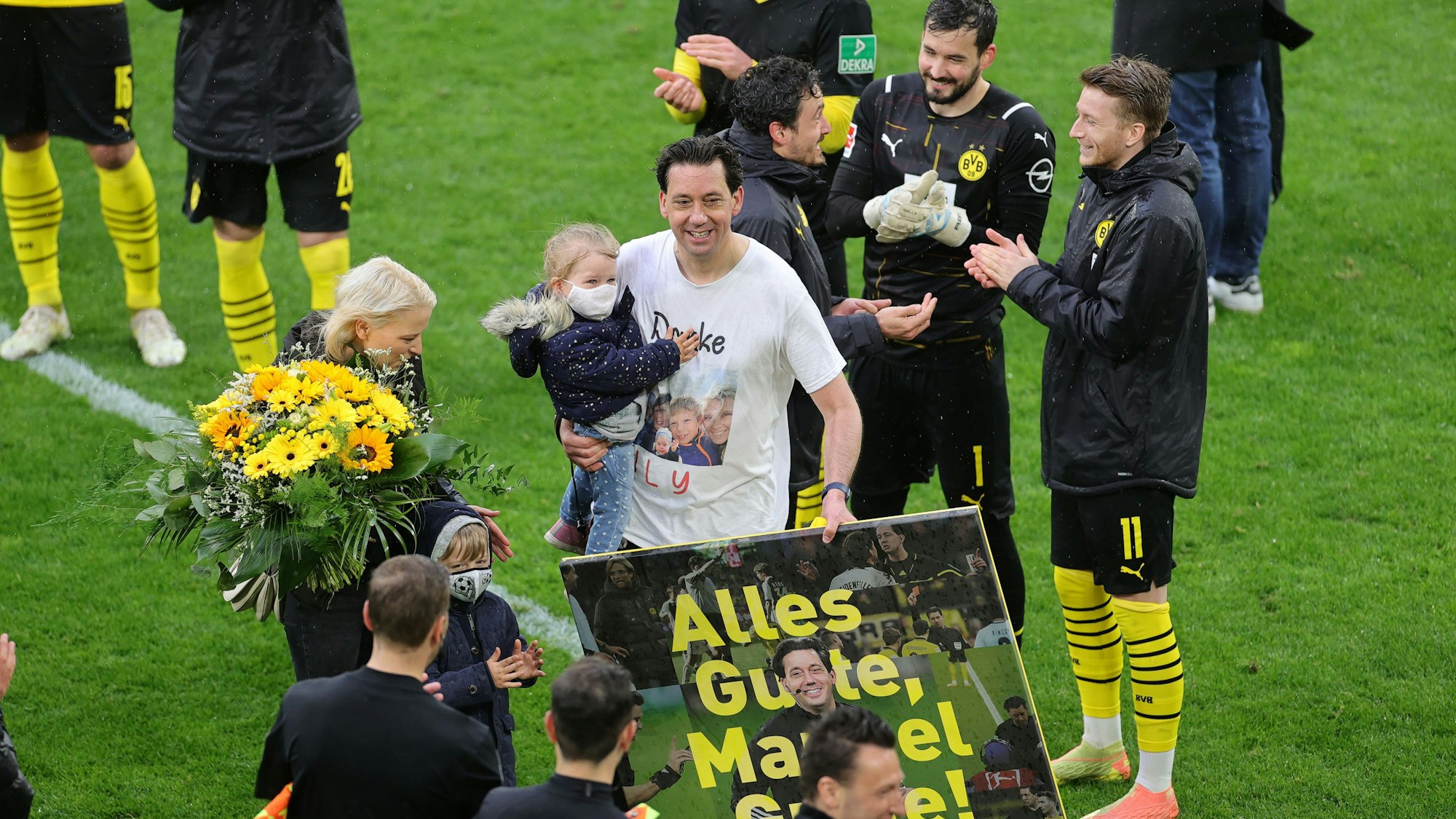 Manue Gräfe wird in Dortmund nach seinem letzten Bundesliga-Spiel als Schiedsrichter verabschiedet.