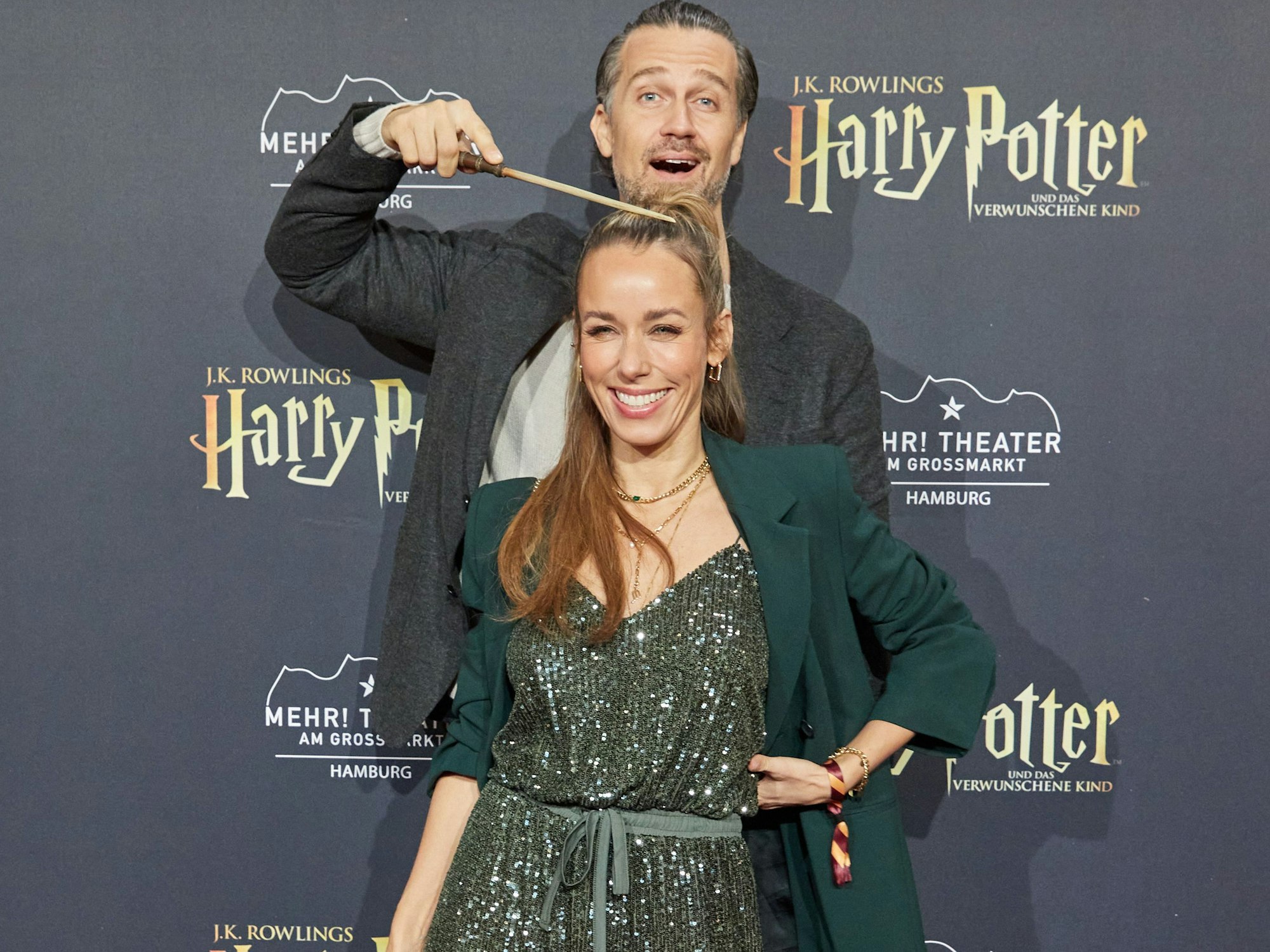 Schauspieler Wayne Carpendale und seine Frau Annemarie kommen zur Deutschlandpremiere des Harry-Potter-Theaterstücks in Hamburg.