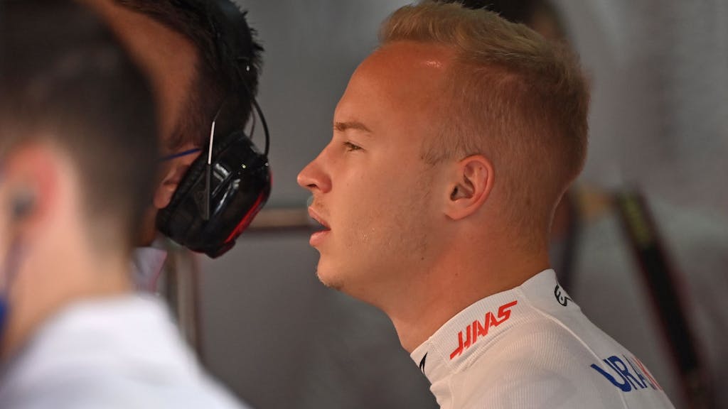 Nikita Mazepin steht im Fahrerlager der Formel 1 in der Box von Haas.