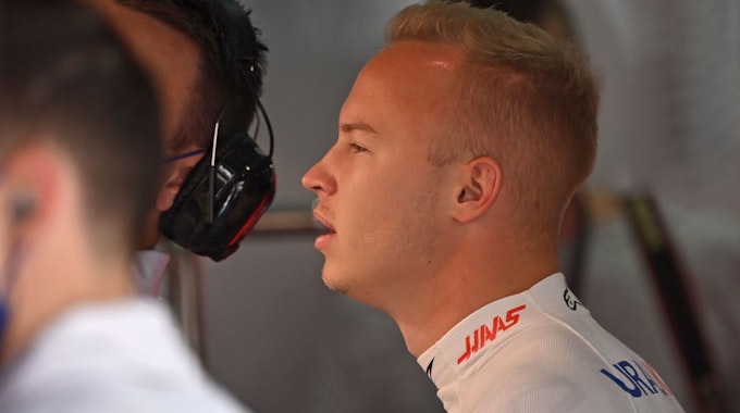 Nikita Mazepin steht im Fahrerlager der Formel 1 in der Box von Haas.