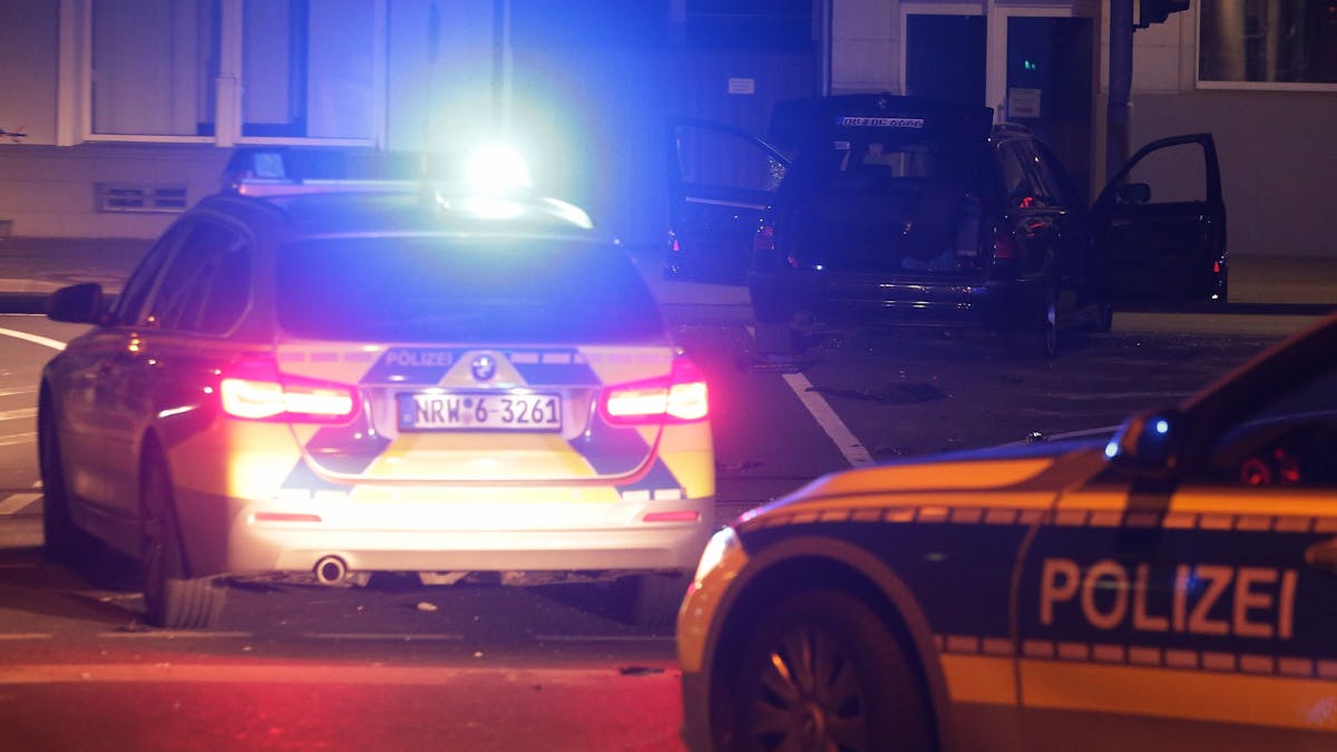 Das Fahrzeug des mutmaßlichen Täters steht am 6. Mai 2020 hinter Einsatzfahrzeugen der Polizei an einer Kreuzung in Gevelsberg.&nbsp;