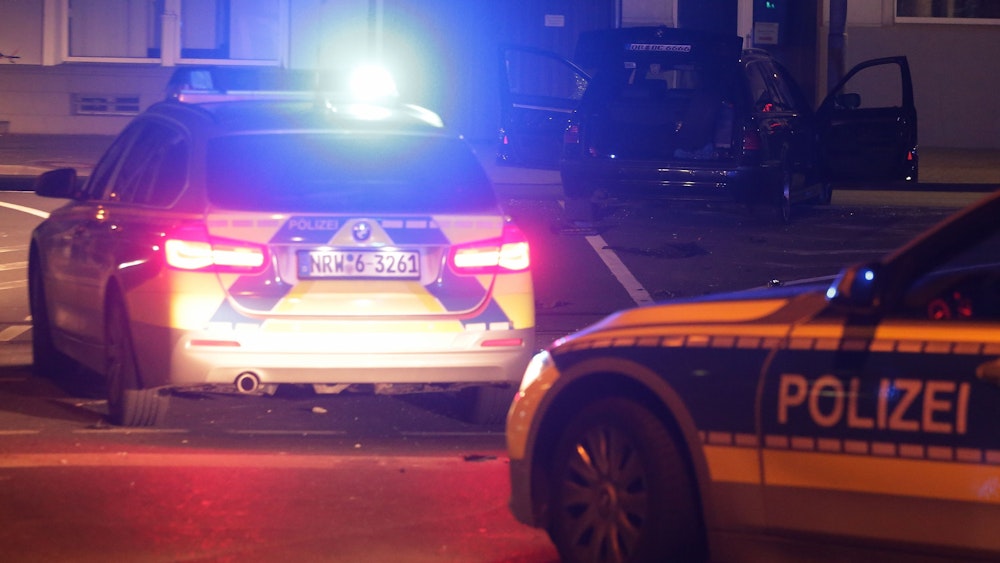 Das Fahrzeug des mutmaßlichen Täters steht am 6. Mai 2020 hinter Einsatzfahrzeugen der Polizei an einer Kreuzung in Gevelsberg.