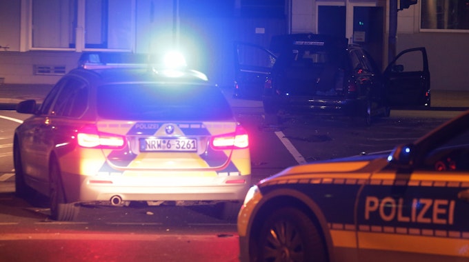 Das Fahrzeug des mutmaßlichen Täters steht am 6. Mai 2020 hinter Einsatzfahrzeugen der Polizei an einer Kreuzung in Gevelsberg.