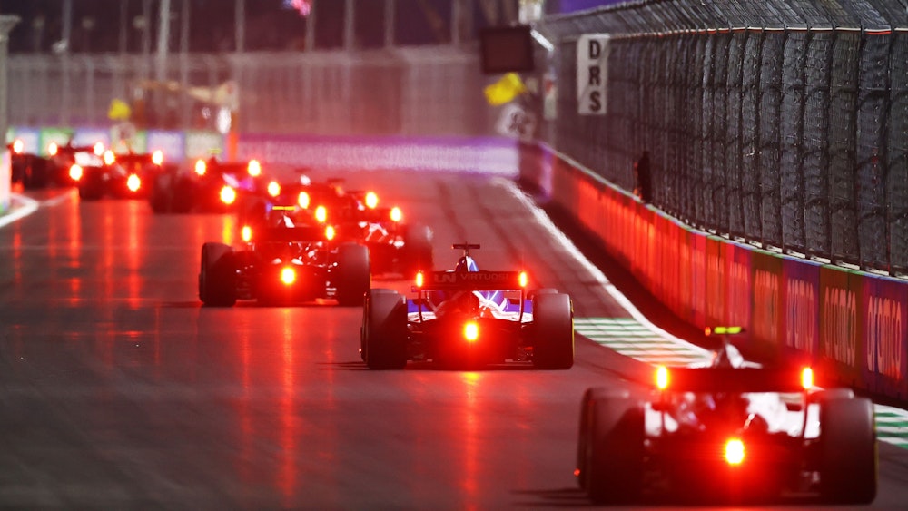 Foto des Fahrerfeldes der Formel 2 mit roten Rücklichtern