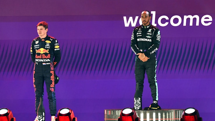 Max Verstappen und Lewis Hamilton stehen auf dem Treppchen. Hamilton steht allerdings höher.