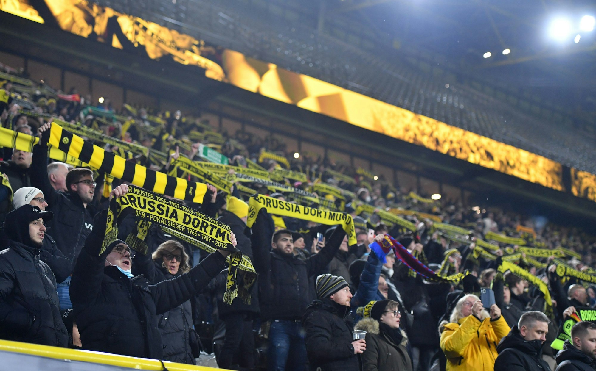 Blick in die Fan-Kurve des Dortmunder Signal-Iduna-Parks