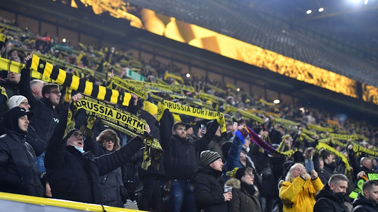 Blick in die Fan-Kurve des Dortmunder Signal-Iduna-Parks