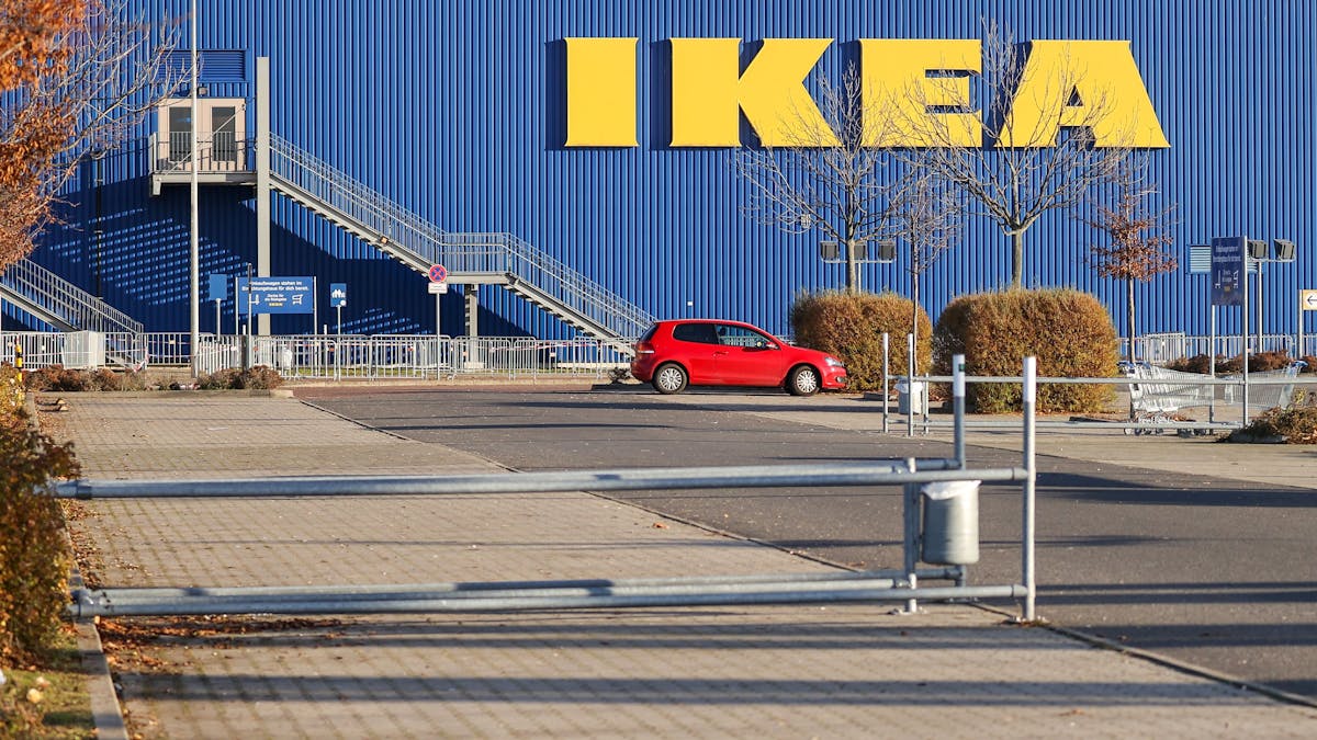 Das Logo des Möbelriesen Ikea. Das Bild wurde im Dezember 2020 aufgenommen.