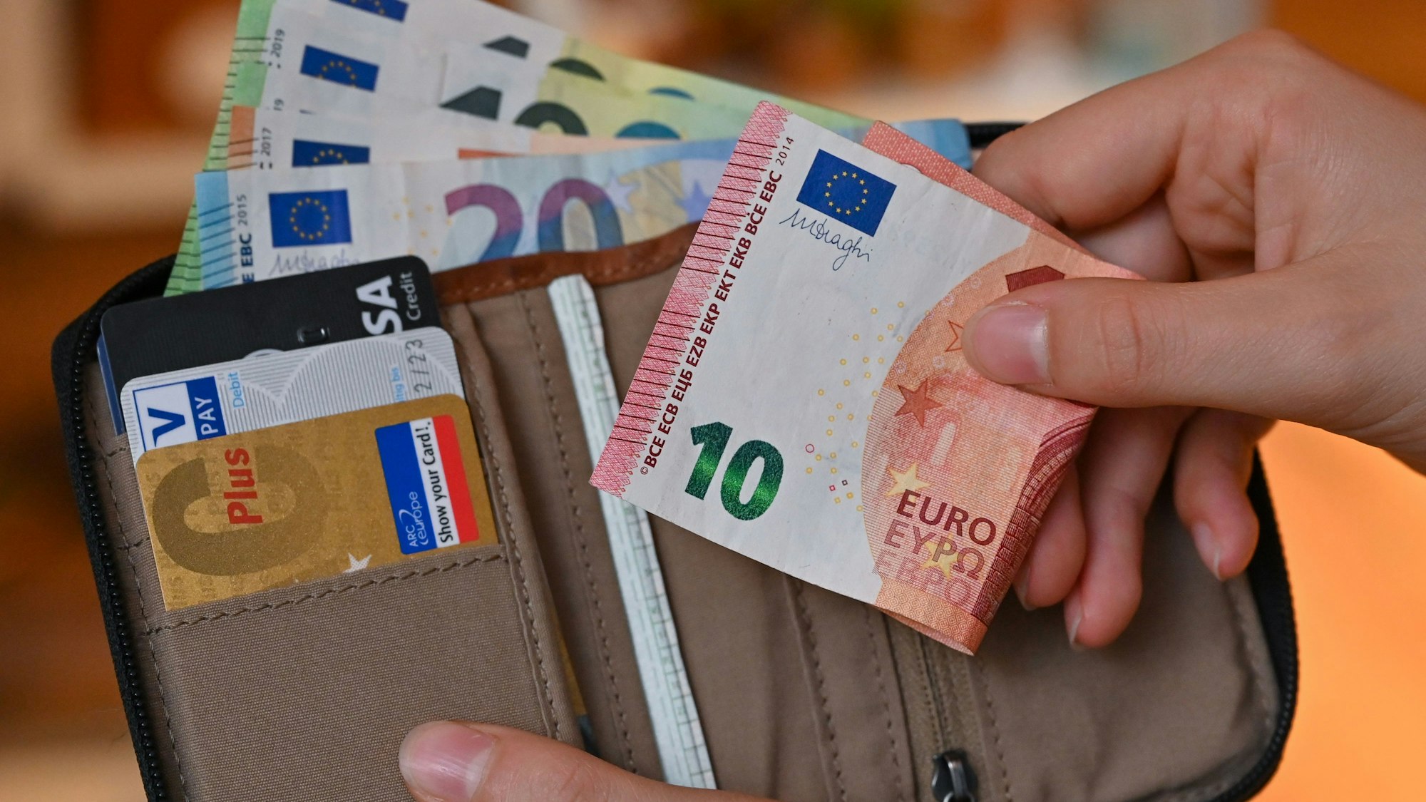 Viele Eurobanknoten stecken in einer Geldbörse: Der Euro soll jetzt ein neues Design bekommen, wie die Europäische Zentralbank (EZB) mitgeteilt hat.