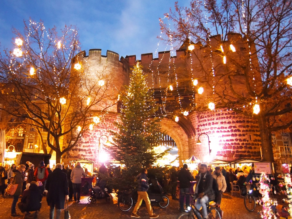 24.11.2021 Köln. Weihnachtsmarkt Eigelstein wird eröffnet.