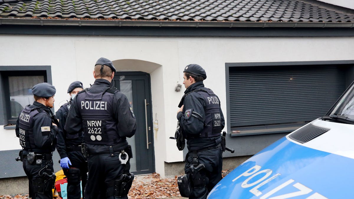 Einsatzkräfte der Polizei untersuchen ein Objekt in Duisburg.&nbsp;
