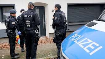 Einsatzkräfte der Polizei untersuchen ein Objekt in Duisburg.