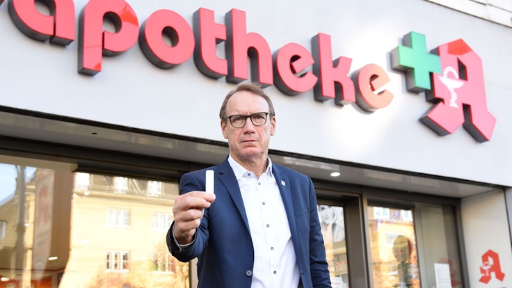 Köln: Thomas Preis, Chef des Apotheker Verbandes Köln und Nordrhein mit einem Corona-Schnelltest vor der Alpha-Apotheke.