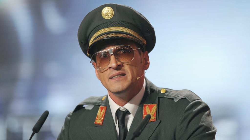 Der Komiker Mirco Nontschew steht bei der Verleihung des Deutschen Comedypreises am Donnerstag 14.10.2010 im Coloneum in Köln verkleidet auf der Bühne.