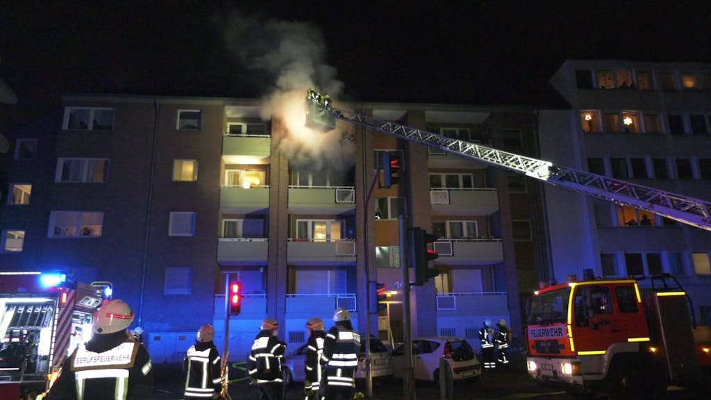 Ein Feuerwehreinsatz an einer Dachgeschosswohnung in Nippes.