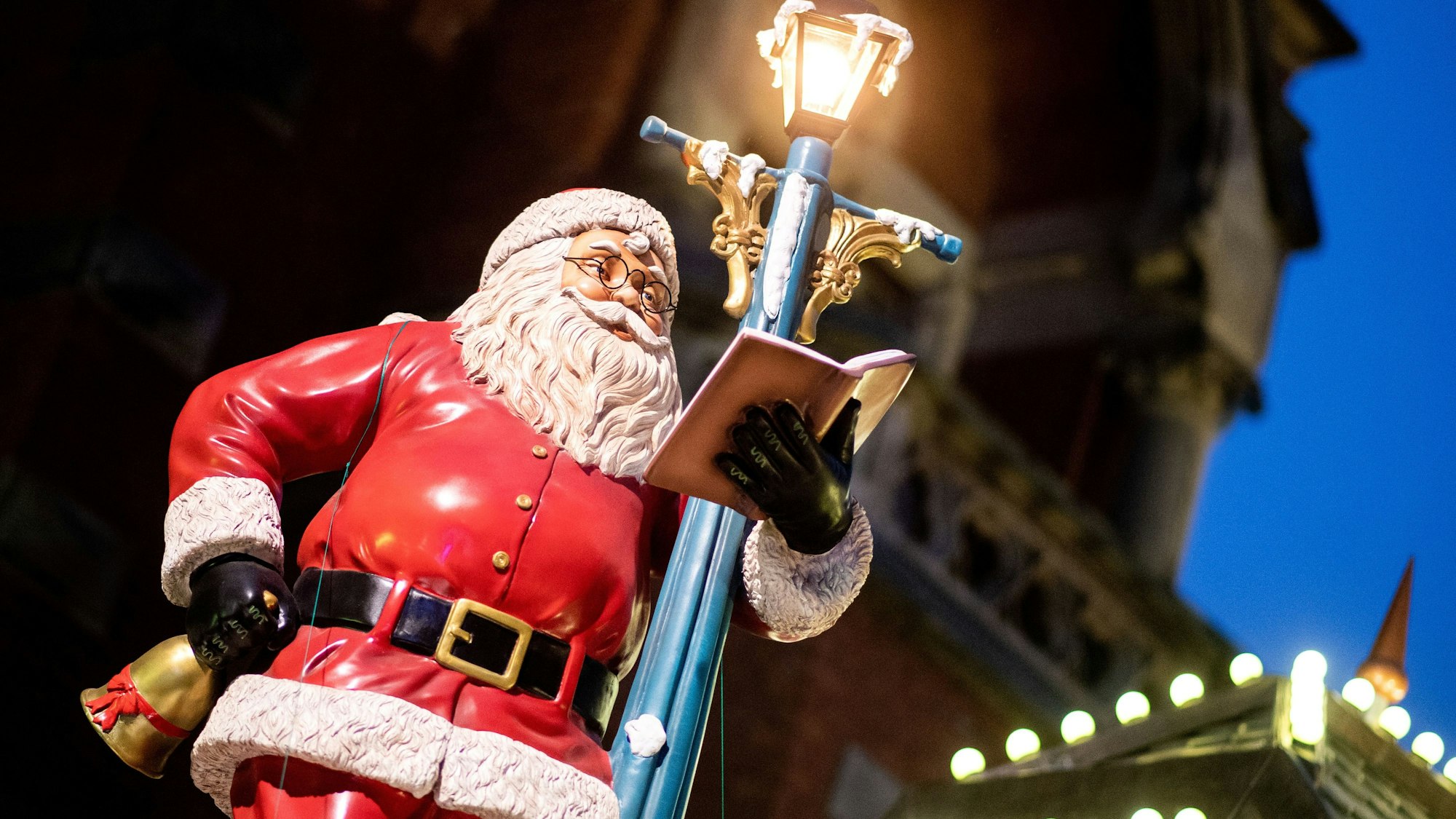 Eine Weihnachtsmann an einer Laterne steht als Dekoration auf einem Marktstand auf dem Lamberti-Markt in der Innenstadt.