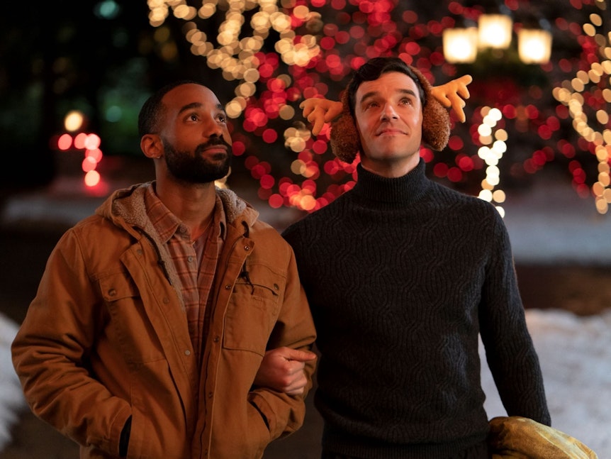 Netflix bringt „Single All the Way“ als weihnachtliche LGBTQ-Komödie an den Start.