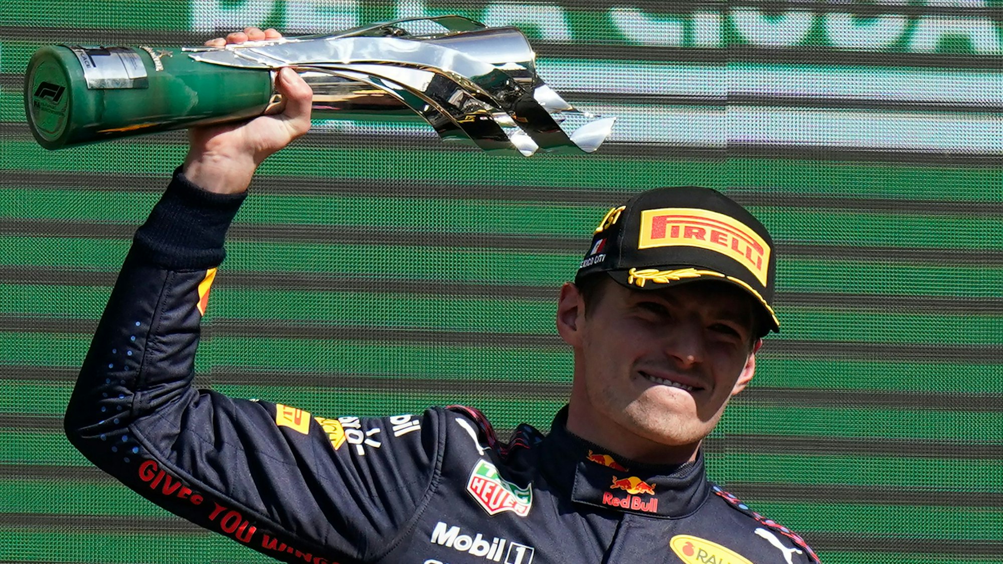 Motorsport: Formel-1-Weltmeisterschaft, Grand Prix von Mexiko, Rennen: Max Verstappen aus den Niederlanden vom Team Red Bull jubelt auf dem Podium über seinen Sieg.