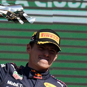 Motorsport: Formel-1-Weltmeisterschaft, Grand Prix von Mexiko, Rennen: Max Verstappen aus den Niederlanden vom Team Red Bull jubelt auf dem Podium über seinen Sieg.