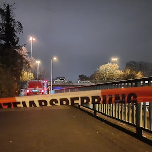 Das am 19. November 2021 in Köln entstandene Bild zeigt ein Polizeiabsperrband, das zur Räumung des Stadtteils Riehl diente.