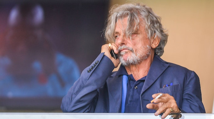 Massimo Ferrero steht rauchend in der Loge und telefoniert