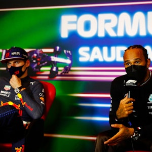 Max Verstappen und Lewis Hamilton bei der Pressekonferenz