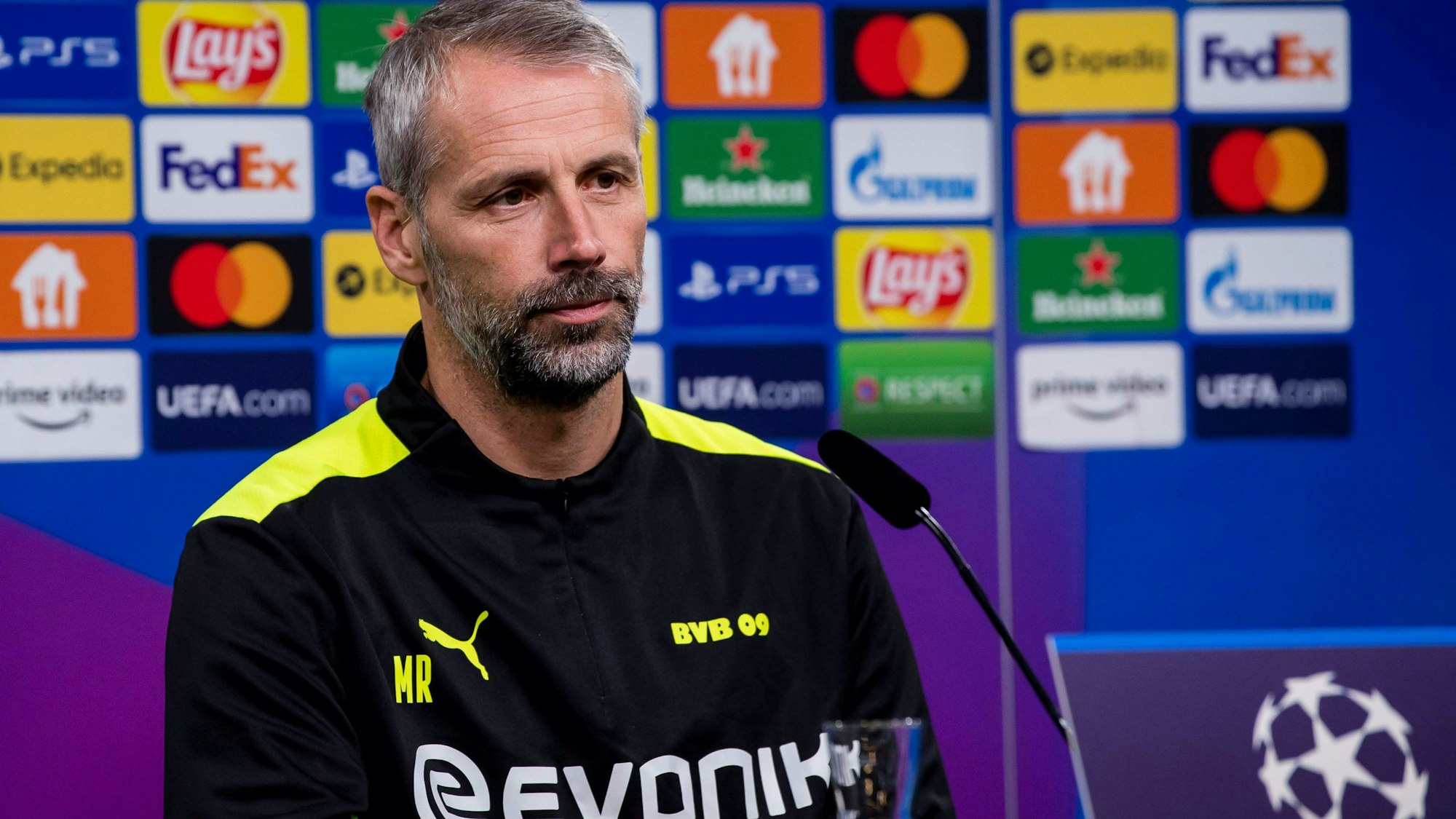 Dortmunds Trainer Marco Rose gibt eine Pressekonferenz.