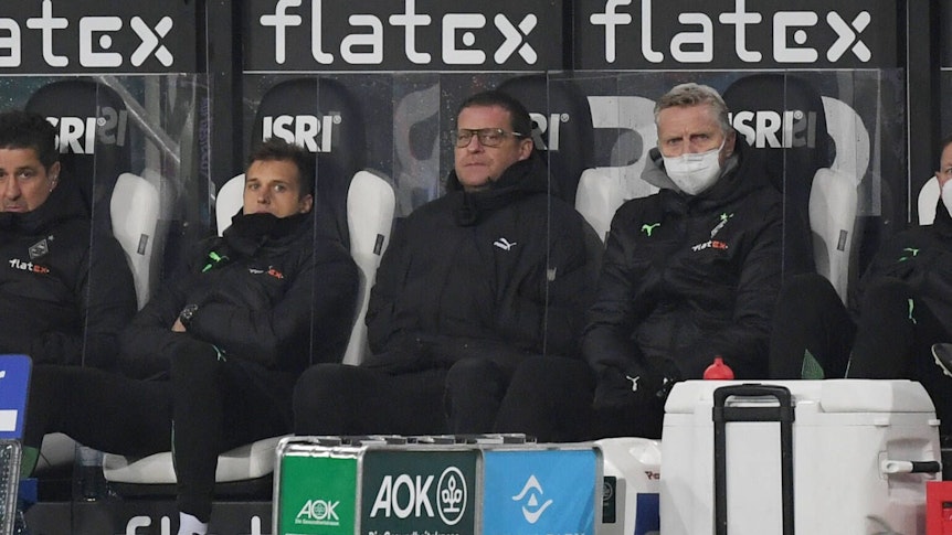 Max Eberl, Manager von Borussia Mönchengladbach, sitzt auf der Bank und beobachtet das Spiel seines Teams am 5. Dezember 2021 gegen den SC Freiburg.