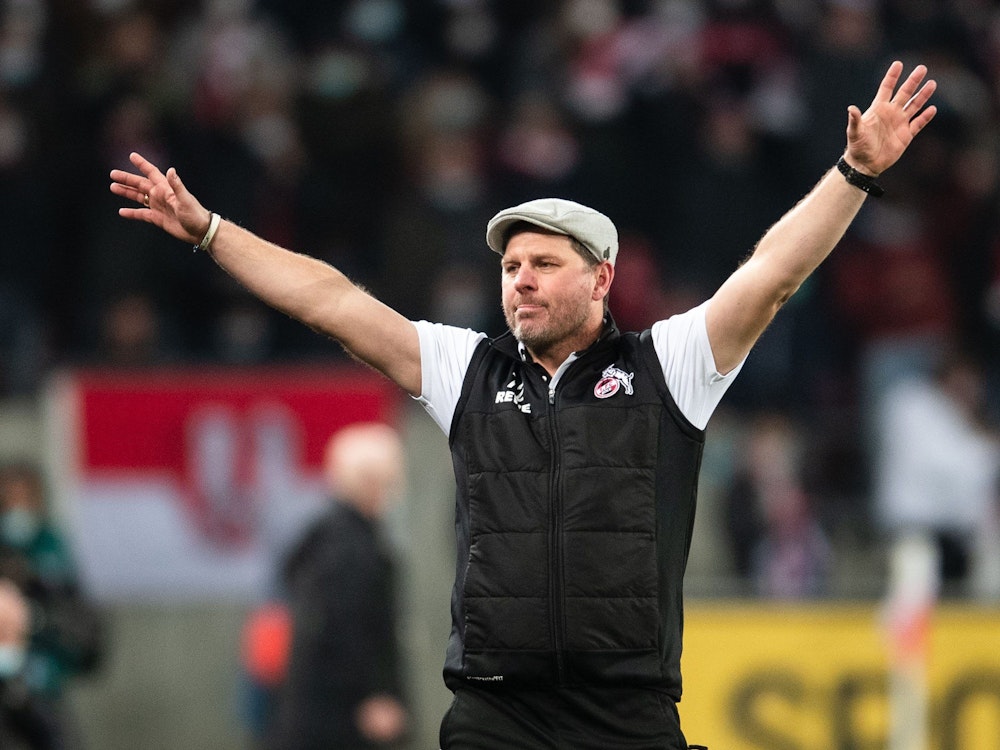 Kölns Trainer Steffen Baumgart jubelt nach der Partie.
