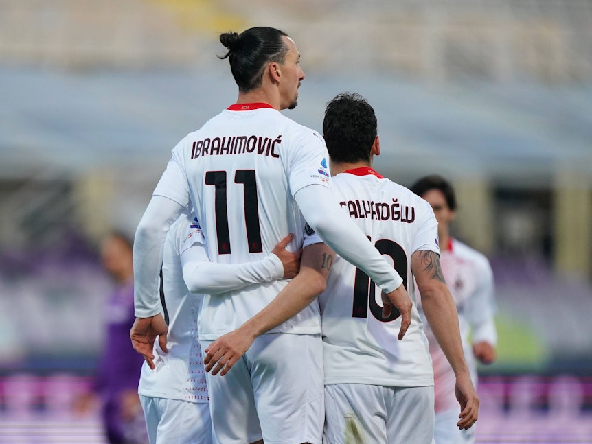 Hakan Calhanoglu und Zlatan Ibrahimovic sind von hinten zu sehen.