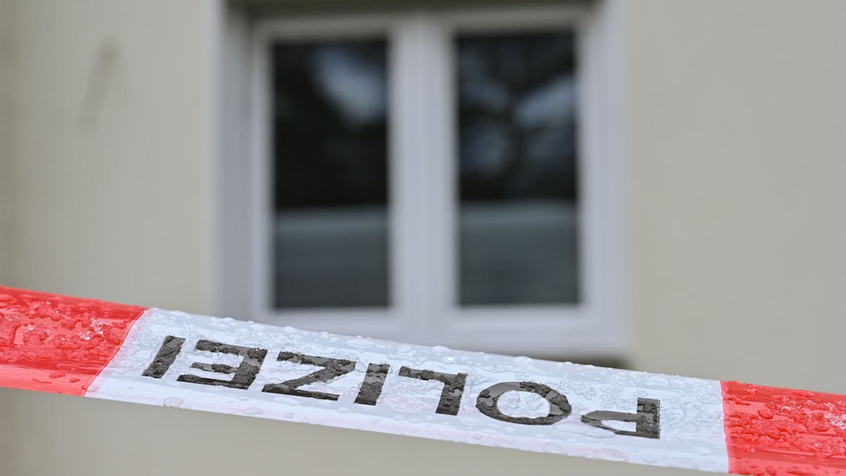 Von der Polizei abgesperrt ist ein Einfamilienhaus in einem Ortsteil der Stadt Königs Wusterhausen im Landkreis Dahme-Spreewald.