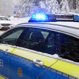 In Seebach (Baden-Württemberg) steht am 6. Februar 2021 ein Streifenwagen der Polizei mit Blaulicht. Nach der Straßenverkehrsordnung gibt es einen wichtigen Unterschied, ob ein Einsatzwagen mit oder ohne Sirene und Blaulicht unterwegs ist.