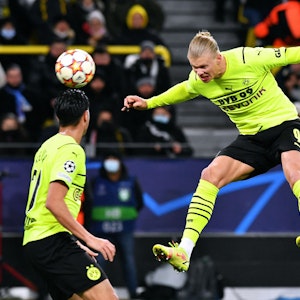 Dortmunds Erling Haaland köpft ein Tor gegen Besiktas.