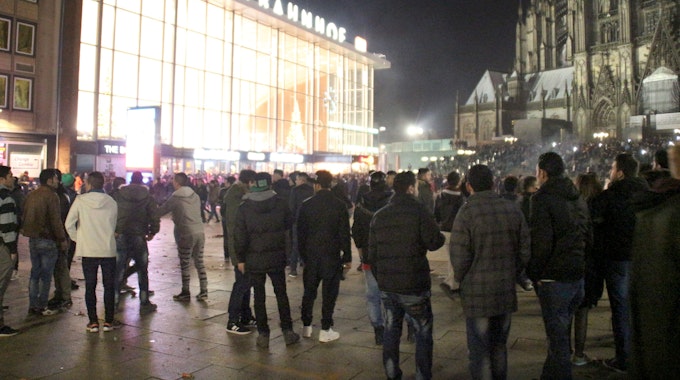 Viele Menschen stehen auf dem Vorplatz des Hauptbahnhofs in Köln.