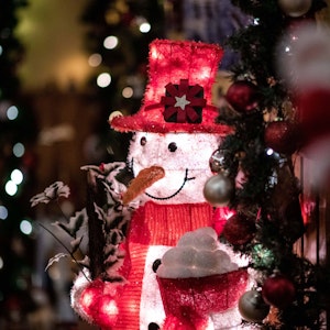 Ein von innen beleuchteter Deko-Schneemann steht im Flur der weihnachtlich dekorierten Wohnung von Dirk van Acken.