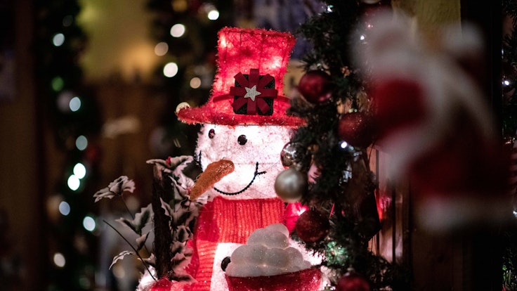 Ein von innen beleuchteter Deko-Schneemann steht im Flur der weihnachtlich dekorierten Wohnung von Dirk van Acken.
