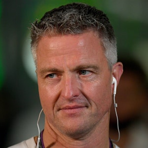Ralf Schumacher hat Kopfhörer in den Ohren.