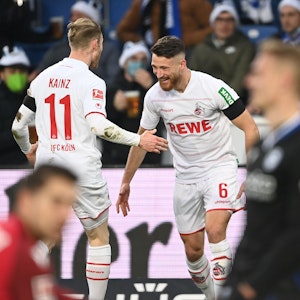 Kölns Salih Özcan (r) jubelt mit Kölns Florian Kainz nach seinem Tor zum 0:1.