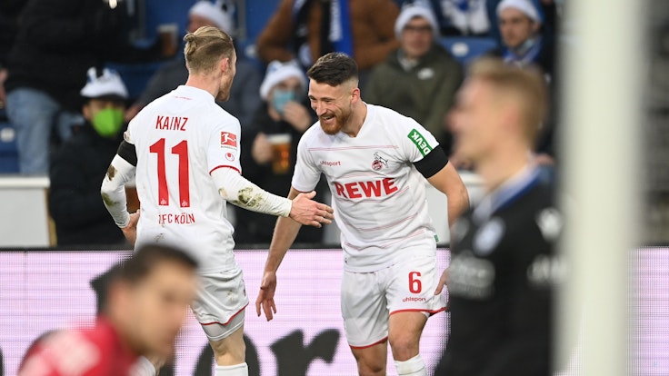 Kölns Salih Özcan (r) jubelt mit Kölns Florian Kainz nach seinem Tor zum 0:1.