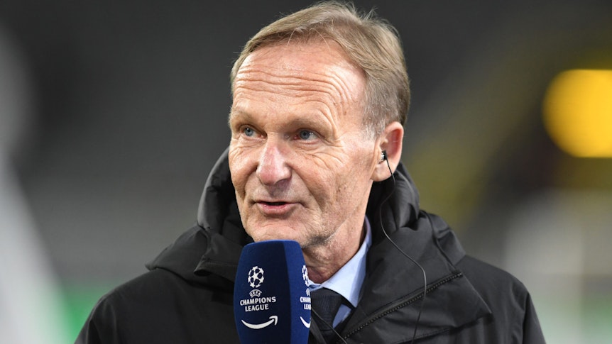 Dortmunds Geschäftsführer Hans-Joachim Watzke gibt vor dem Spiel ein Interview.