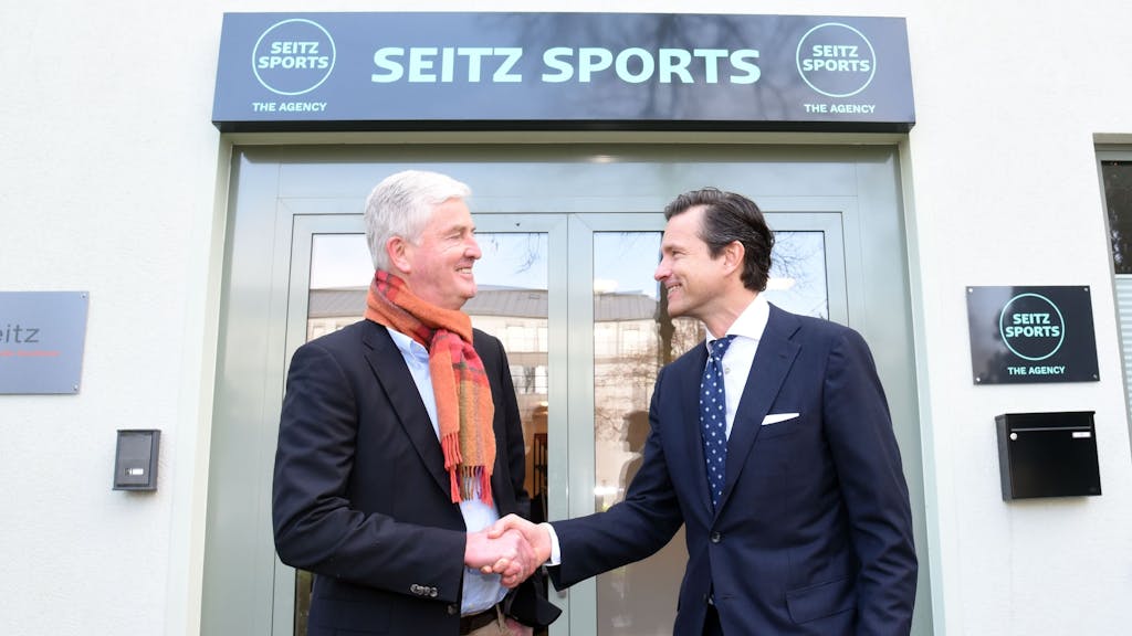 Stefan Seitz (rechts) begrüßt&nbsp; Bernhard Peters vor der Agentur in Köln.