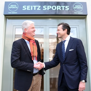 Stefan Seitz (rechts) begrüßt Bernhard Peters vor der Agentur in Köln.