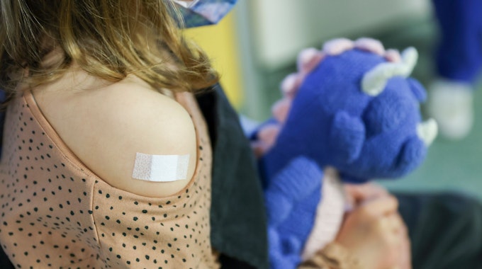 Ein Pflaster klebt auf den Arm eines 7-jähriges Mädchens, nachdem es gegen das Covid19-Virus geimpft wurde.