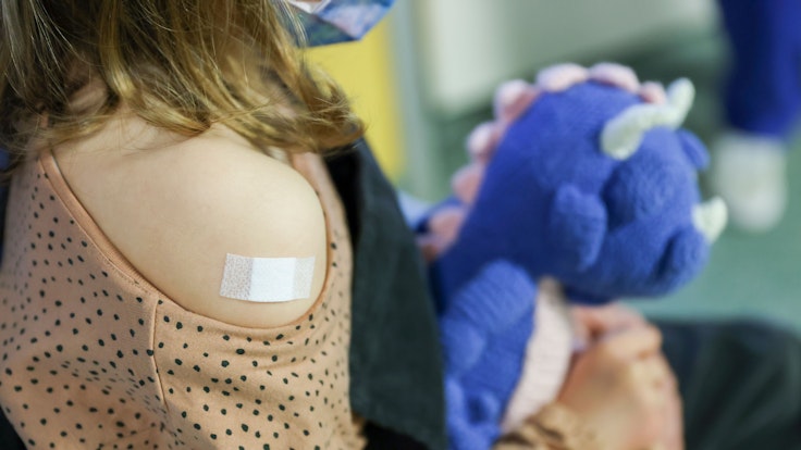 Ein Pflaster klebt auf den Arm eines 7-jähriges Mädchens, nachdem es gegen das Covid19-Virus geimpft wurde.