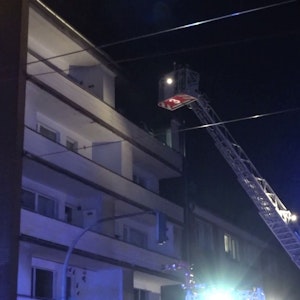 Die Feuerwehr Duisburg bekämpft einen Wohnungsbrand.