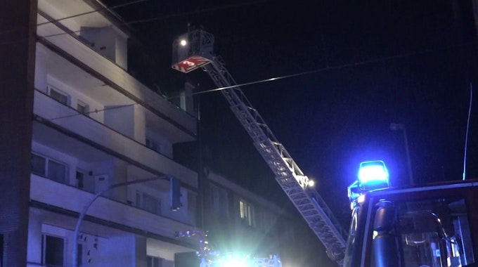 Die Feuerwehr Duisburg bekämpft einen Wohnungsbrand.