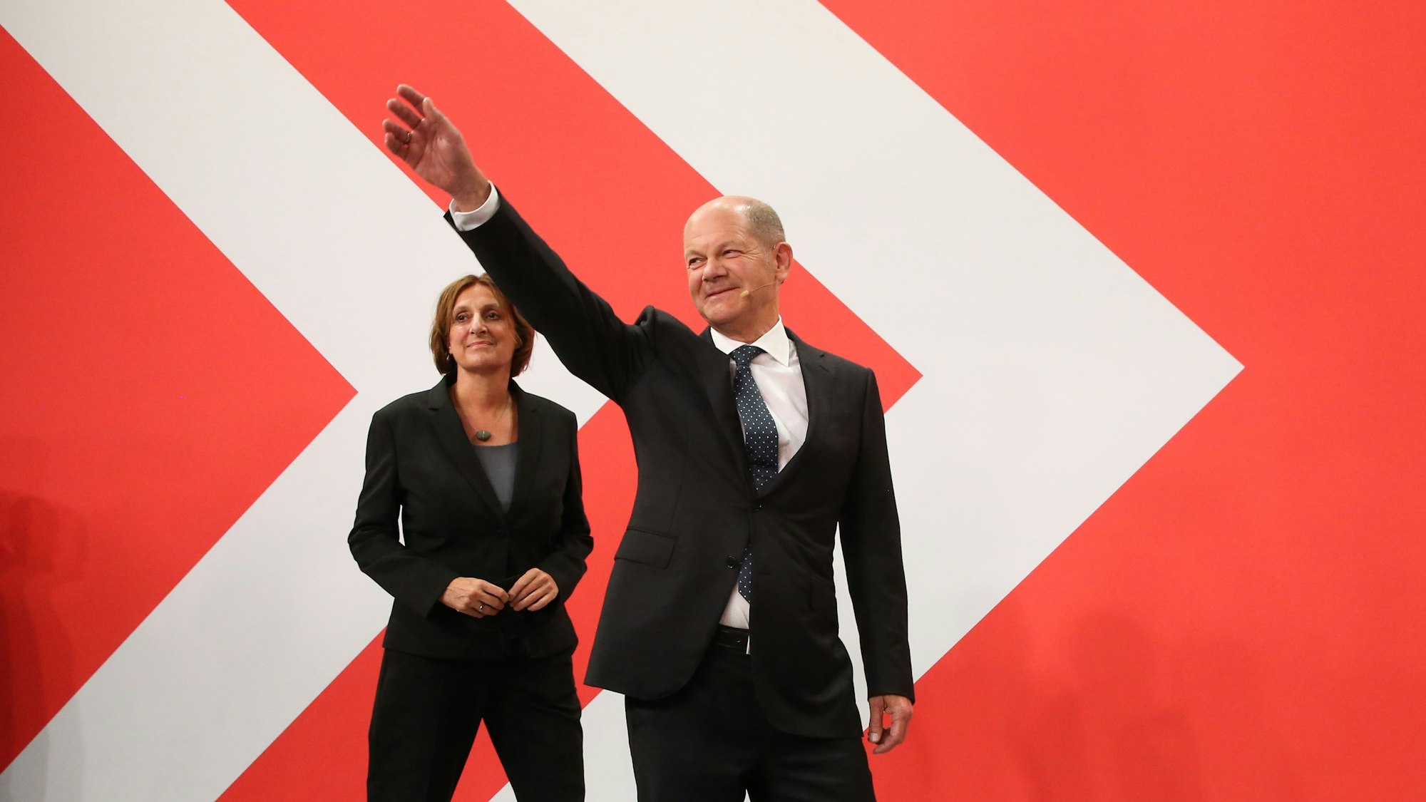 Olaf Scholz, damals noch Finanzminister und SPD-Kanzlerkandidat, winkt im September neben seiner Frau Britta Ernst während der Wahlparty im Willy-Brandt-Haus.