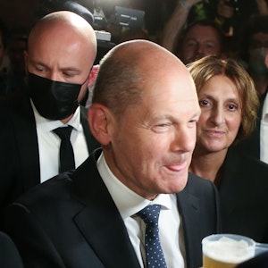 Olaf Scholz neben Britta Ernst bei der SPD-Wahlparty im September: Wer ist die Frau an der Seite des neuen Kanzlers?