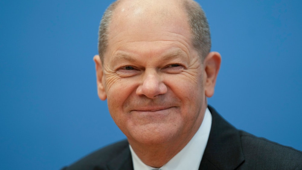 Bundeskanzler Olaf Scholz lächelt am 7. Dezember 2021 in die Kameras. Zuvor wurde der Koalitionsvertrag in Berlin besiegelt.