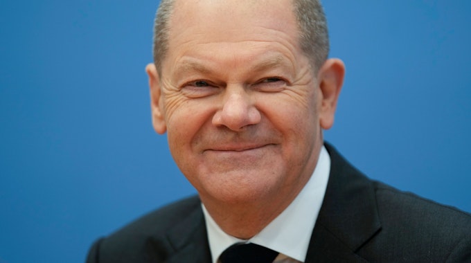 Bundeskanzler Olaf Scholz lächelt am 7. Dezember 2021 in die Kameras. Zuvor wurde der Koalitionsvertrag in Berlin besiegelt.